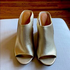Size 11 Kenneth Cole Reaction Wedge Shoe in Gold